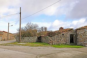 Archivo:Casas abandonadas en Ahigal de Villarino