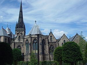 Archivo:Church of Saint Francis Xavier, Liverpool from the Angel Field Renaissance Garden - DSC00579