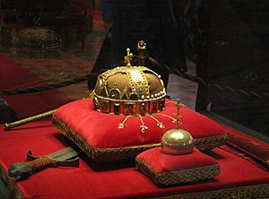 Archivo:Crown, Sword and Globus Cruciger of Hungary