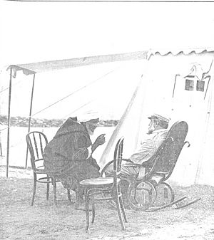 Archivo:El general Marina conversando en su tienda del fuerte de Camellos con Amadi, de Campúa, Nuevo Mundo, 05-08-1909 (cropped)