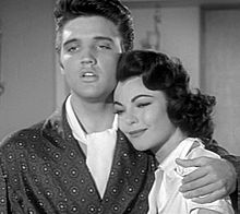 Archivo:Elvis Presley and Judy Tyler in Jailhouse Rock trailer