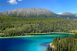 Archivo:Emerald Lake, Yukon territory, Canada.
