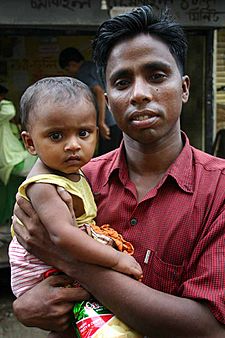 Archivo:Father and child, Dhaka