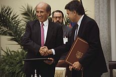 Archivo:Felipe González y el presidente de Venezuela firman el Tratado de Amistad y Cooperación entre España y Venezuela. Pool Moncloa. 6 de junio de 1990