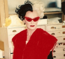 Archivo:Glenn Close Wig And Costume Fitting For 101 Dalmatians (cropped)
