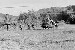 Archivo:Ia Drang Infantry disembarking from Helicopter