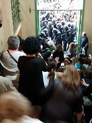 Archivo:Intervenció policial a Institut Pau Claris de Barcelona l'1 d'octubre de 2017