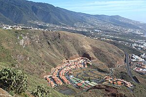 Archivo:La Palma - Brena Alta - La Caldereta + LP-20 + Santa Cruz de La Palma (Mirador de la Concepción) 03 ies
