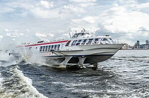Archivo:Meteor boat on Neva Bay