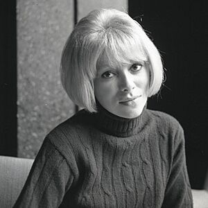 Mireille Darc (997009326981205171) (cropped).jpg