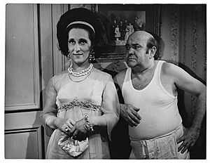 Archivo:Noemí Manzano (con vestido elegante) y Emilio Vidal (con piyama), en la película La guita