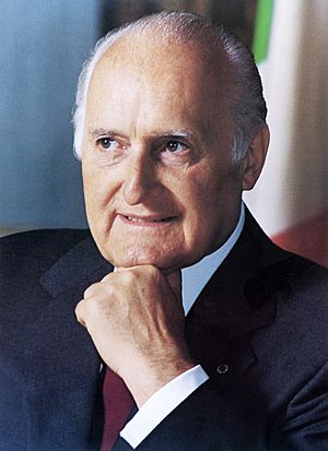 Archivo:Oscar Luigi Scalfaro portrait
