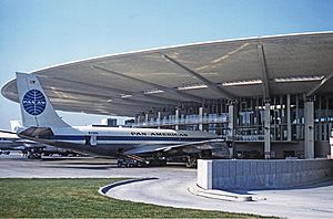 Archivo:Pan Am Boeing 707-100 at JFK 1961 Proctor