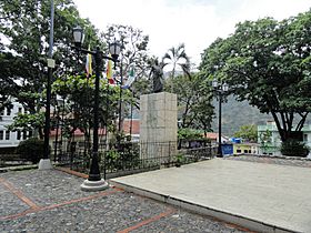 Archivo:Plaza Bolívar de Tovar