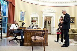 Archivo:President Obama on the phone in the Oval Office with Secretary Kerry regarding the situation in Turkey (27716300004)