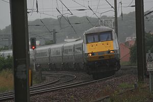 Archivo:Railway superelevation at Dunbar, July 2012