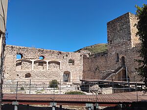 Archivo:Ruinas, castillo de Doña Mencía