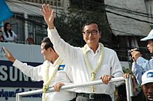 Archivo:Sam Rainsy and Kem Sokha wave to protesters