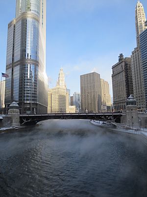 Archivo:Steam Rising from Chicago River