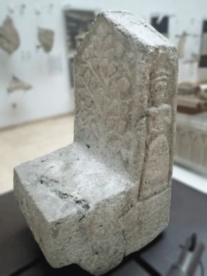 Archivo:Stone chair of Queen Helen of Bosnia