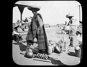 Archivo:Street vendors in the Celaya train station. Description (Spanish) Vendedores ambulantes en la estación de tren en Celaya.