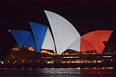 Archivo:Sydney Opera House illuminated in the colours of the French flag