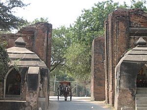 Archivo:Tharaba Gate