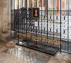 Archivo:Tomb of Catherine of Aragon at Peterborough Cathedral, Cambridgeshire, UK
