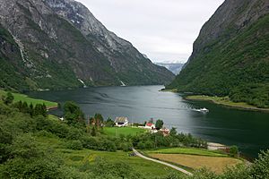 Archivo:Tufto i Nærøyfjorden