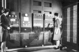 Archivo:Two women operating ENIAC