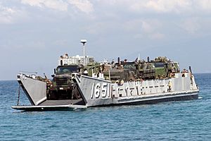 Archivo:US Navy 040223-M-4806Y-043 A Landing Craft Utility (LCU) arrives just offshore to unload supplies and equipment in support of exercise Balikatan 2004