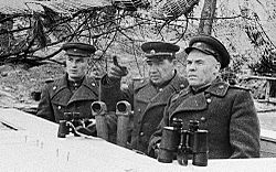 Archivo:Vasili Chuikov en su puesto de observación durante la batalla de las cumbres del Seelow