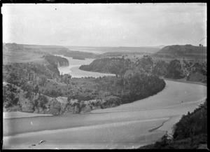 Archivo:View of the Waimakariri River at Kowai Bush, near Springfield, 1927 ATLIB 299398