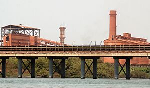 Archivo:Vue de l'usine de la CBG et du pont de GAC