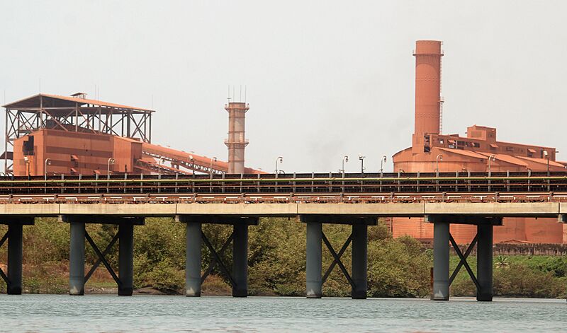 Vue de l'usine de la CBG et du pont de GAC