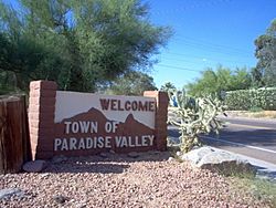 Welcome sign in Paradise Valley Arizona 5-30-2005.jpg
