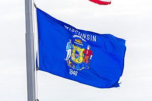 Archivo:Wisconsin State flag at the Capitol
