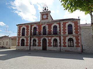 02a Montemayor de Pililla Ayuntamiento by Lou.jpg