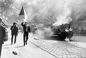 Archivo:10 Soviet Invasion of Czechoslovakia - Flickr - The Central Intelligence Agency