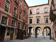 Archivo:199 Calle de San Bernardo i porxos de la Plaza Mayor (Gijón)