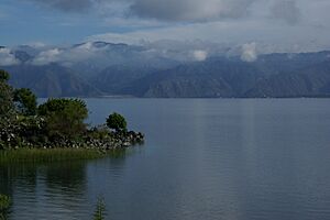 Archivo:2010.05.02.074448 Sololá Panajachel vista lago Atitlán Guatemala