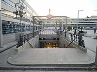 Archivo:Acceso a estación - San Fernando (Metro)