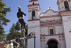 Alumnos de secundaria en desfile del 20 de noviembre en santiago yosondua, Rinden honor a la virgen.jpg