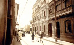 Calle comercio y Edificio de Correos en 1930.