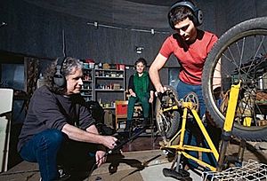 Archivo:Artistes Foley gravant el so dels pedals d'una bicicleta