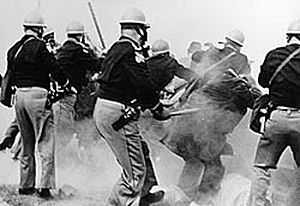 Archivo:Bloody Sunday-Alabama police attack