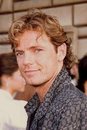 Archivo:Bruce Greenwood at the 39th Emmy Awards cropped