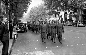 Archivo:Bundesarchiv Bild 101I-768-0147-15, Paris, Wehrmachtshelferinnen