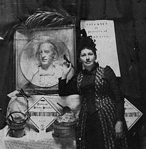 Archivo:Caroline S. Brooks with a butter sculpture bas-relief of Columbus for the 1893 Columbian Exposition in Chicago