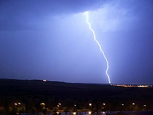 Archivo:Cloud-to-ground lightning in Spain